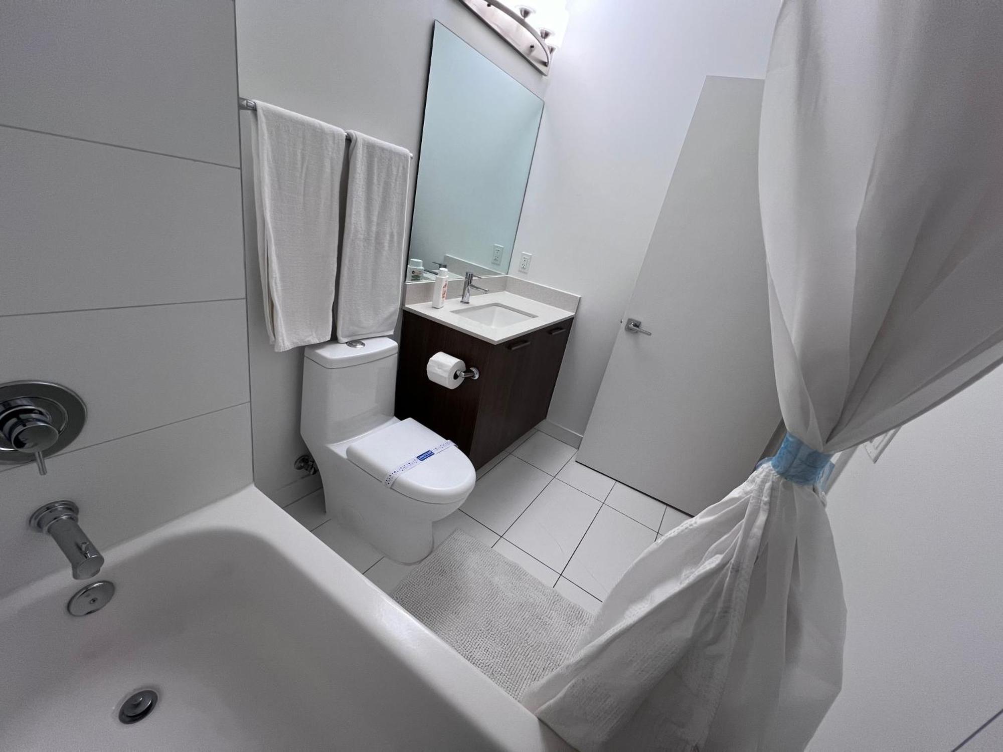 Master Bed Room In Calle Ocho Miami Extérieur photo